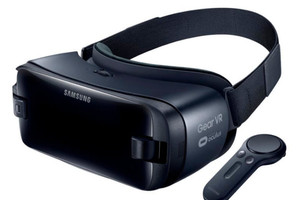 'سامسونغ' تكشف عن إصدار جديد من نظارة 'Gear VR' مع ذراع تحكم