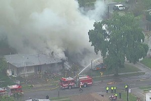 مقتل 4 أشخاص جراء تحطم طائرة فوق منطقة سكنية بكاليفورنيا