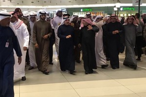 بالصور... ولي العهد يقوم بجولة في مجمع الأفنيوز بالكويت  