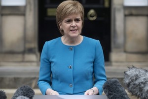 رئيسة وزراء اسكتلندا تقول بريطانيا تدفع بلادها نحو استفتاء ثان