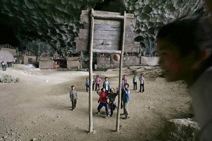 بالصور: قرية صينية كاملة مازالت تعيش في الكهوف