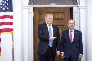 وزير التجارة الذي عينه ترامب يواجه أسئلة حول علاقاته بالروس