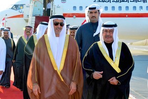 وزير الداخلية الاماراتي يتفقد قوة 'واجب أمواج الخليج' الاماراتية في البحرين