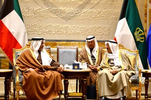 أمير دولة الكويت يستقبل ولي العهد ويشيد بما يجمع البلدين من علاقات متينة