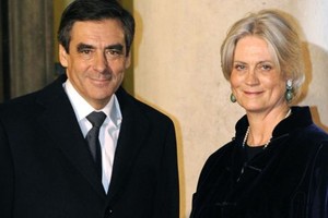 القضاء الفرنسي يعتزم كذلك توجيه التهمة الى زوجة فرنسوا فيون