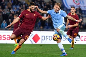 بالفيديو... لاتسيو يقهر روما بثنائية ويضع قدما في نهائي كأس إيطاليا