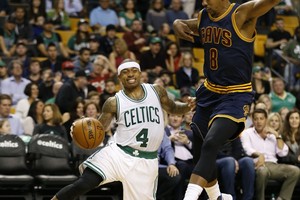 بالفيديو... توماس يفسد ليلة جيمس ويقود سيلتكس للفوز على كافالييرز بدوري السلة الأميركي