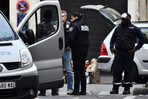 الشرطة الفرنسية تحتجز أربعة للاشتباه في تدبيرهم لهجوم