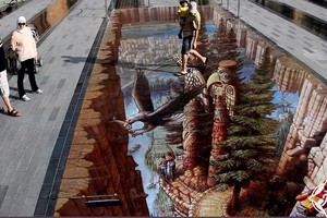 'سعادة' ومال في معرض رسوم ثلاثية الابعاد وسط دبي