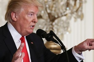 ترامب يتهم الزعماء الديمقراطيين بالنفاق ويدعو للتحقيق معهم لعلاقتهم بروسيا