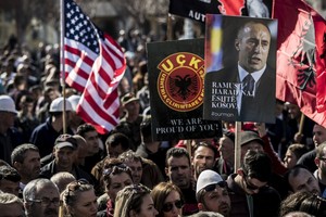 آلاف يتظاهرون في كوسوفو للمطالبة بالإفراج عن متمرد سابق محتجز في فرنسا