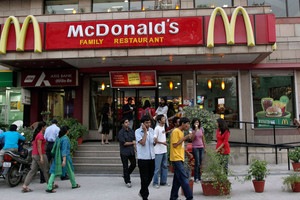 في الهند: 'ماكدونالدز' تحقق في قضية 'سحلية' علبة البطاطا 