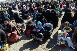 نزوح عشرات آلاف المدنيين مع تقدم الجيش السوري شمال سورية