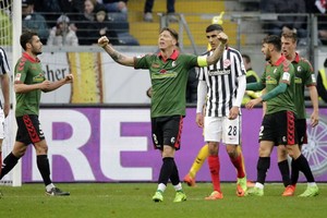 ثنائية نايديرليشنير تقود فرايبورغ للفوز على آينتراخت في عقر داره بالبوندسليغا