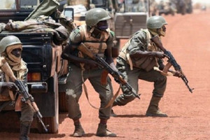 مقتل 11 جنديا ماليا على الاقل في هجوم قرب الحدود مع بوركينا فاسو