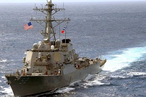 مسئول: سفينة أميركية تغير مسارها بعد اقتراب زوارق إيرانية بمضيق هرمز