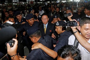 بالصور... السفير الكوري الشمالي لدى ماليزيا يغادر السفارة تحت حراسة الشرطة