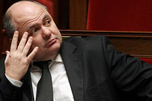 وزير داخلية فرنسا يبحث في الجزائر وضع الجالية المسلمة في بلاده