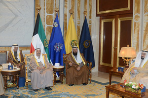 صحف كويتية: أمير الكويت أمر بإعادة 'الجناسي'