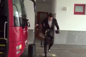 بالفيديو… مدافع بايرن ميونخ يتعرض لموقف محرج قبل رحلة أرسنال