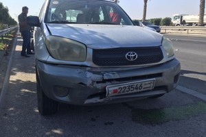 بالصور... إصابة مواطنة بتصادم 6 مركبات على شارع الشيخ خليفة