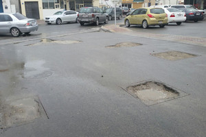 بالصور... أهالي كرزكان يشكون تضرر سياراتهم بفعل الحفر ويطالبون بتجديد الشوارع