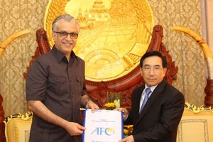 سلمان بن إبراهيم يلتقي نائب رئيس لاوس ويضع حجر الأساس للملاعب المصغرة المقدمة من 'الآسيوي'