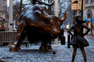 تمثال لفتاة تنظر بتحد لثور.. تعبير عن احتجاج المرأة الأميركية العاملة