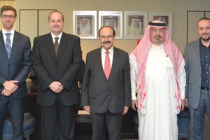 ميرزا يجتمع مع شركتين متخصصتين في الطاقة الشمسية