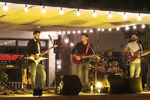 بالصور... فرقة بي جي هارموني البحرينية تنطلق في عزف مقطوعات روك آند رول وسط حي المطاعم بالعدلية