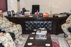 القائد العام يقوم بزيارة ميدانية تفقدية إلى أحد أسلحة قوة الدفاع   