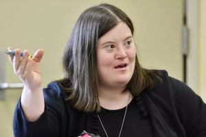 شابة مصابة بمتلازمة داون تقدم نشرة الأحوال الجوية ليوم واحد في فرنسا 