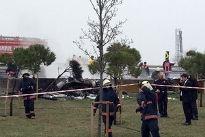 بالصور... مقتل 5 أشخاص جراء تحطم مروحية في اسطنبول التركية