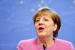 تقدم المحافظين بزعامة ميركل في أحدث استطلاع قبل الانتخابات