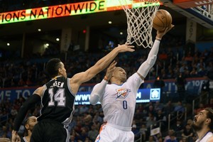 بالفيديو... ثاندر يستعيد توازنه بالفوز على سبيرز في دوري السلة الأميركي