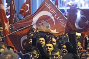 أعداد متزايدة لمحتجين أمام القنصلية التركية في روتردام الهولندية