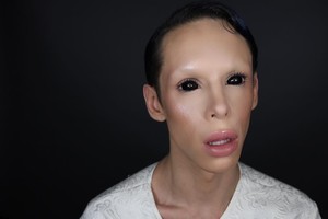 شاب أميركي أجرى 110 عملية ليصبح كائناً فضائياً