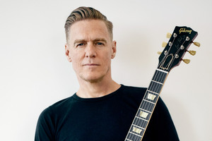 الفنان بريان أدمز يحيي حفلا غنائيا الليلة في حلبة البحرين