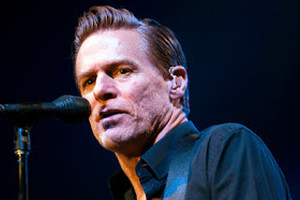 بالفيديو ...براين ادمز يصدح بالغناء في سماء حلبة البحرين الدولية على وقع تصفيق الجماهير