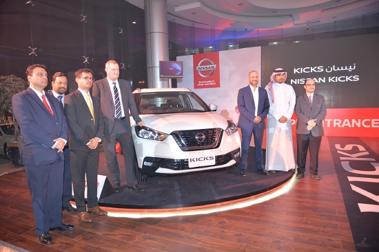 إداريو شركة يوسف خليل المؤيد وأولاده لدى تدشينهم السيارة الجديدة «كيكس» بمعرض نيسان - تصوير أحمد آل حيدر