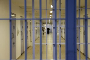 الكويت : إيقاف 3 ضباط بعد 'انتحار' سجين 'المركزي' المعتدي على البراك... ومحاميه: تعرض إلى المضايقة والتهديد