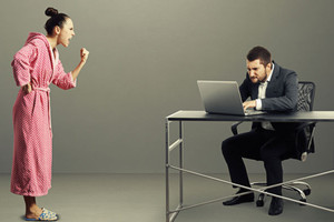 قراء 'الوسط': عدم القناعة وقلة الوعي تدفع الزوجة للخجل من وظيفة الزوج