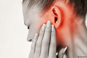 'رقبة الموبايل' نوع جديد من الألم يسببه الهاتف المحمول