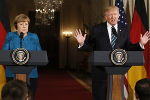 ترامب يؤكد في حضور ميركل 'لست انعزاليا'