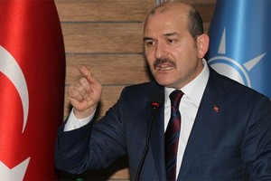 وزير الداخلية التركي يهدد بإرسال 15 الف مهاجر شهريا الى أوروبا