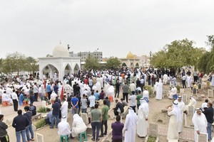 بالصور... البحرين : جموع غفيرة تواري الشاب الشاعر منصور المبارك لمثواه الأخير بعالي
