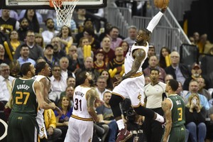 بالفيديو... جيمس يقود كافاليرز للفوز على يوتا جاز بدوري السلة الأميركي