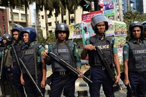 بنغلاديش تعزز الإجراءات الأمنية بعد مقتل انتحاري في موقع أمني