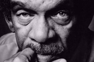 وفاة الشاعر ديريك والكوت الحائز جائزة نوبل للآداب