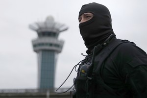 قوات الأمن تقتل رجلاً في مطار باريس-أورلي